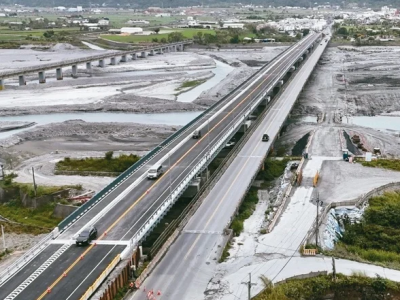 波浪「玉里大橋」新橋20年後將平整 ! 公路局 : 因應「板塊推擠」的精密設計